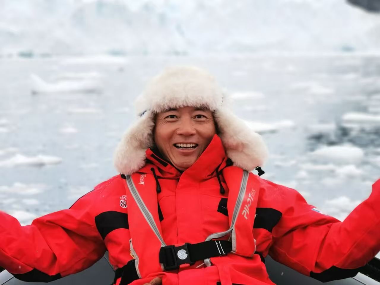 形象大使黄明(赤脚大仙)身穿红色外套的旅行照片